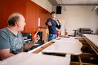 Jean-Luc Gassmann sitzt am Klavier und begleitet einen Schüler, der singt