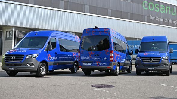 Drei blaue Kleinbusse mit dem Schriftzug Stiftung Cerebral