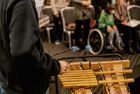 Ein Schüler spielt am Xylophon. Man sieht nur die Hände und das Instrument