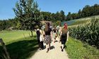 Mitarbeitende machen einen Spaziergang auf der St. Petersinsel