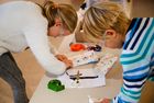 Zwei Kinder sind am Geschenke einpacken